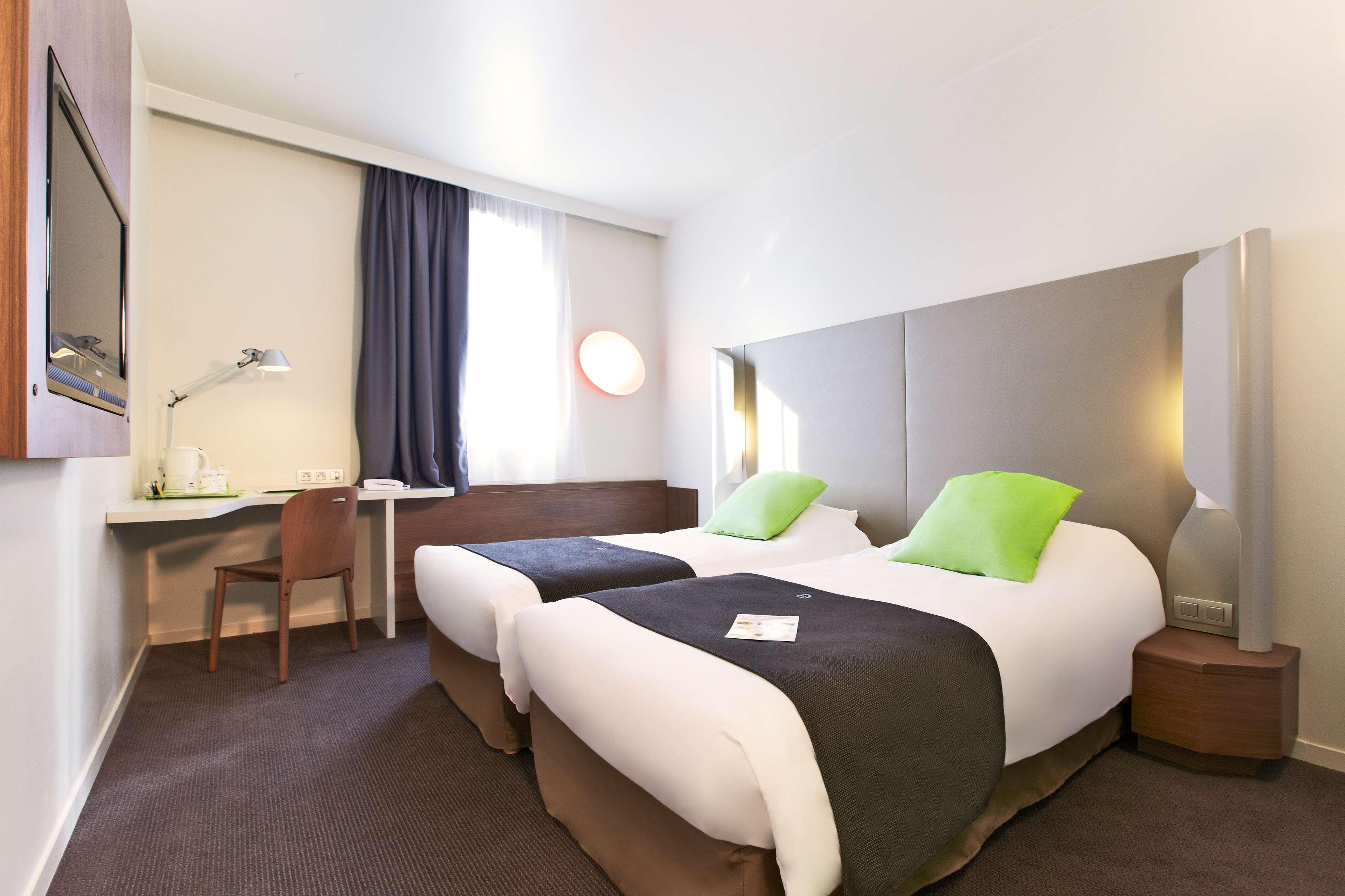 Campanile Saint-Quentin-En-Yvelines Hotel Монтини-льо-Бретоньо Екстериор снимка