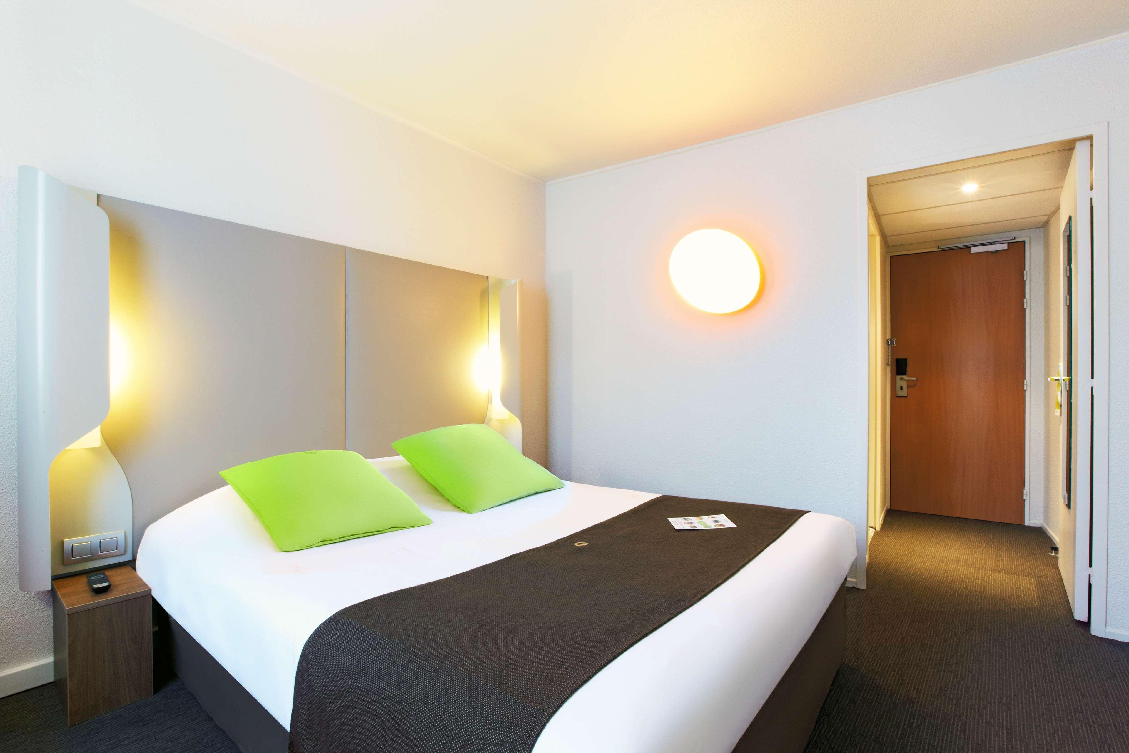 Campanile Saint-Quentin-En-Yvelines Hotel Монтини-льо-Бретоньо Екстериор снимка