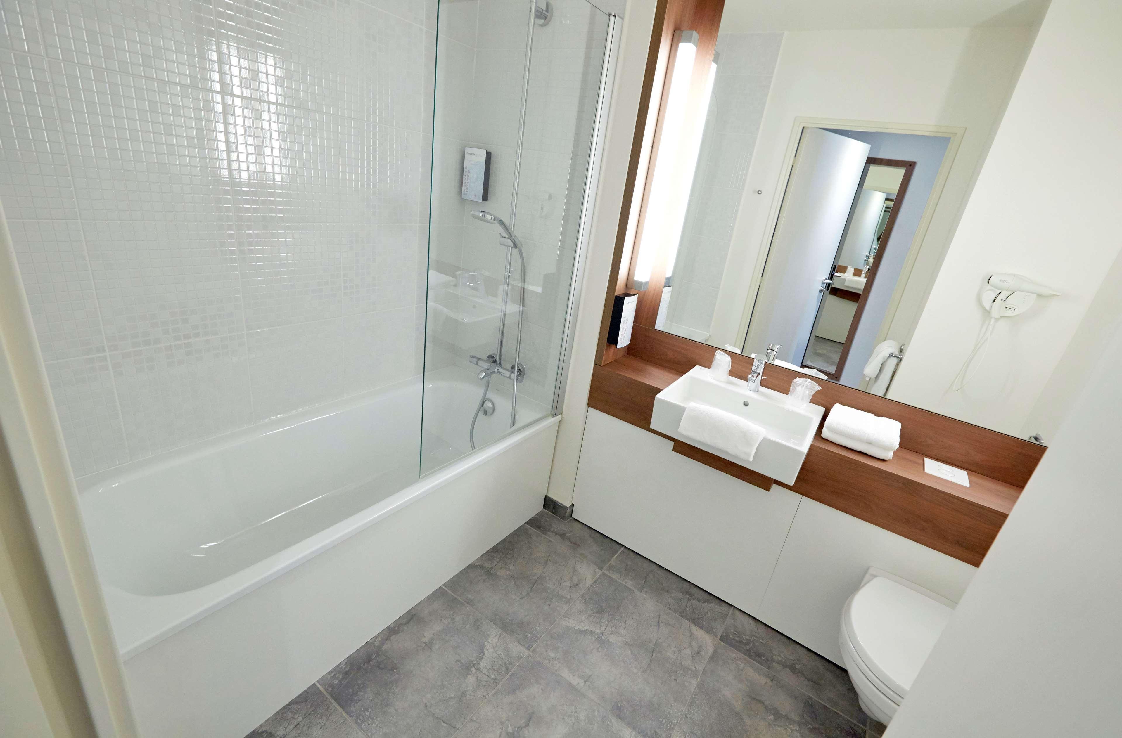 Campanile Saint-Quentin-En-Yvelines Hotel Монтини-льо-Бретоньо Екстериор снимка