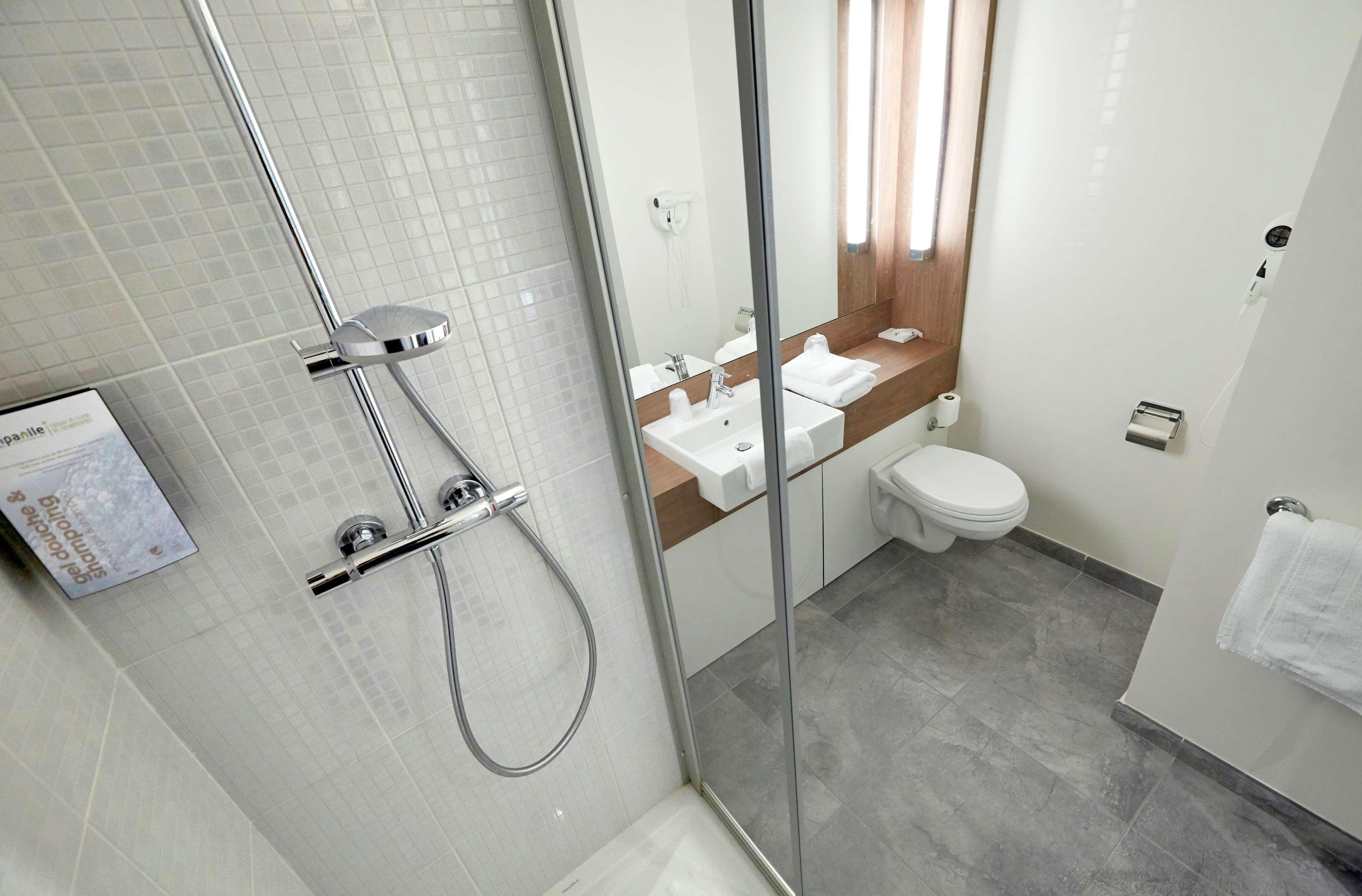 Campanile Saint-Quentin-En-Yvelines Hotel Монтини-льо-Бретоньо Екстериор снимка