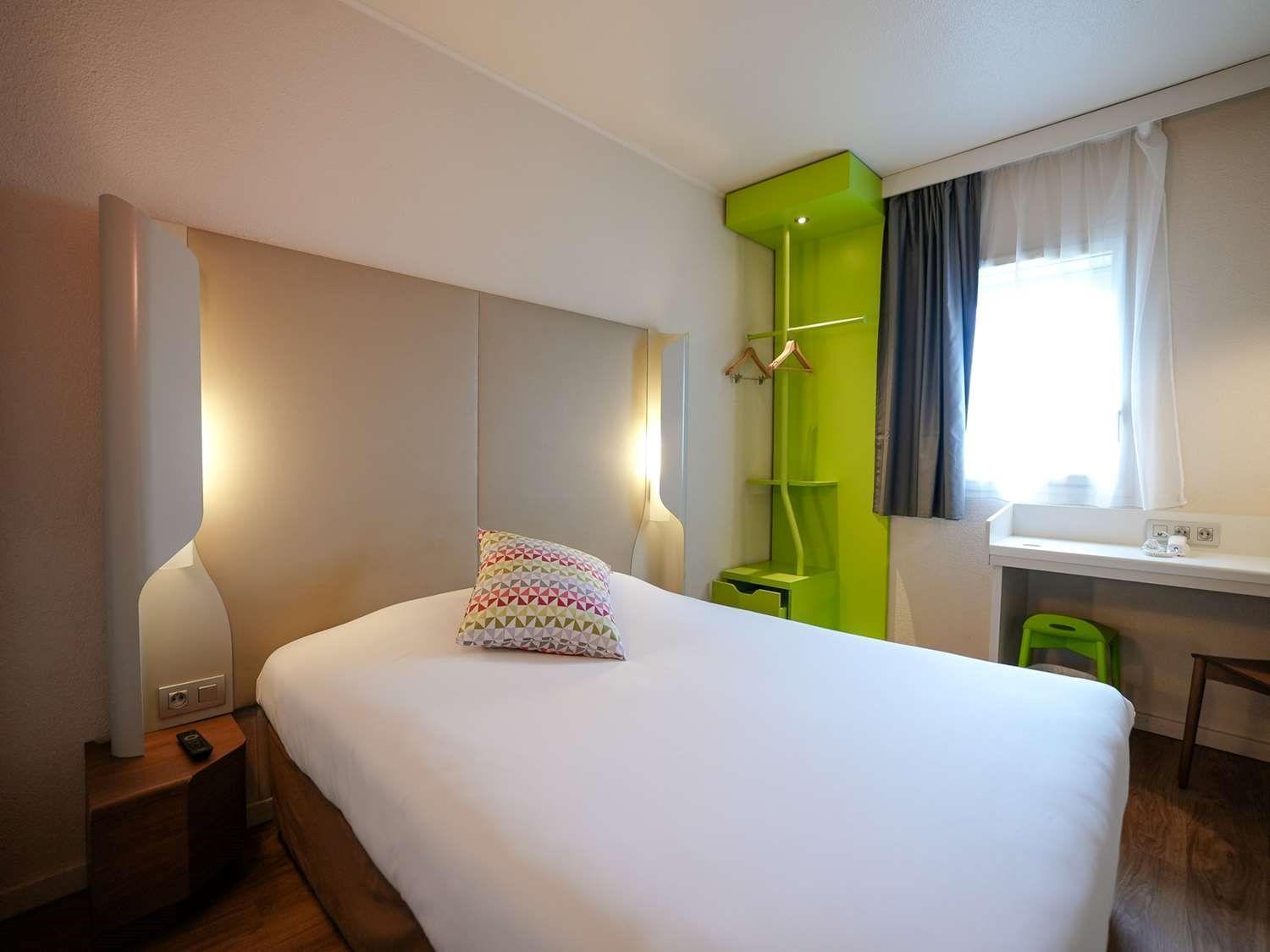 Campanile Saint-Quentin-En-Yvelines Hotel Монтини-льо-Бретоньо Екстериор снимка